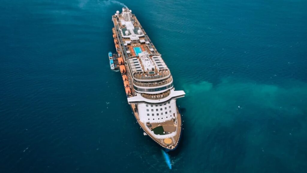 How do cruise ships float on water, how do cruise float